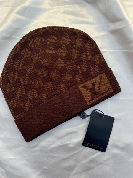 طاقية ماركة Louis Vitton