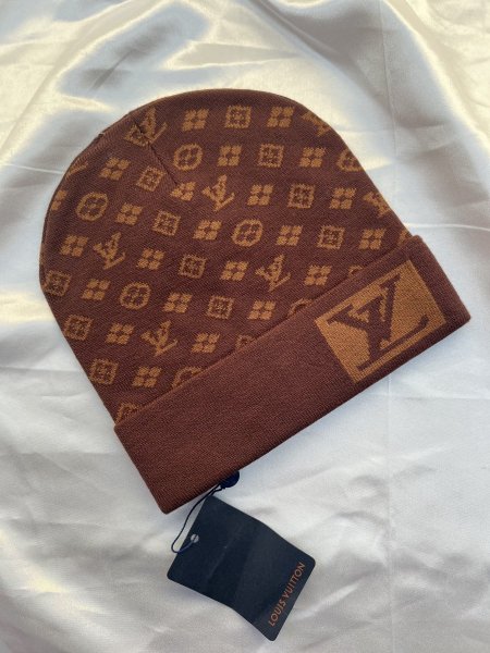 طاقية ماركة Louis Vitton