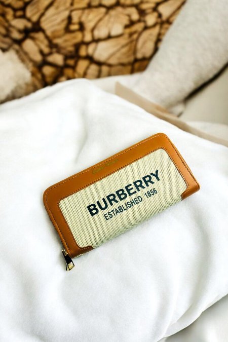 جزدان فراطة - Burberry / حجم كبير 