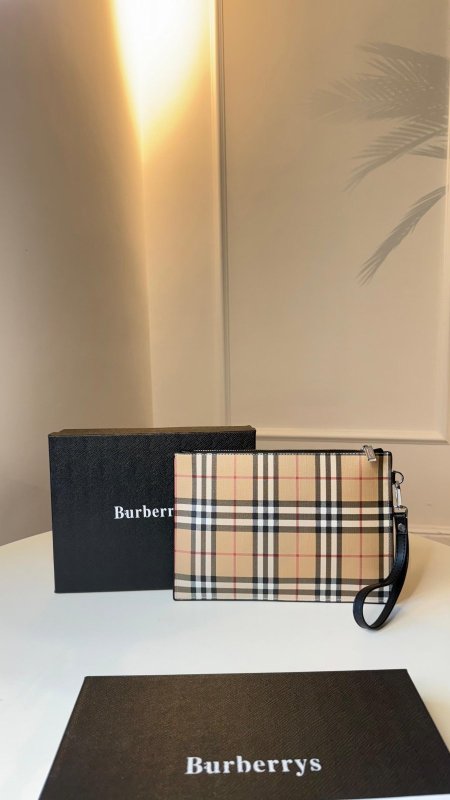 كلاتش Burberry - شامل علبة الشركة