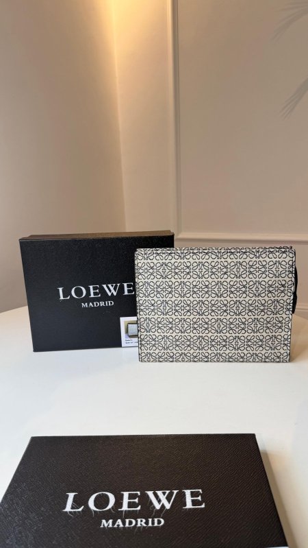 أسود شعار صغير