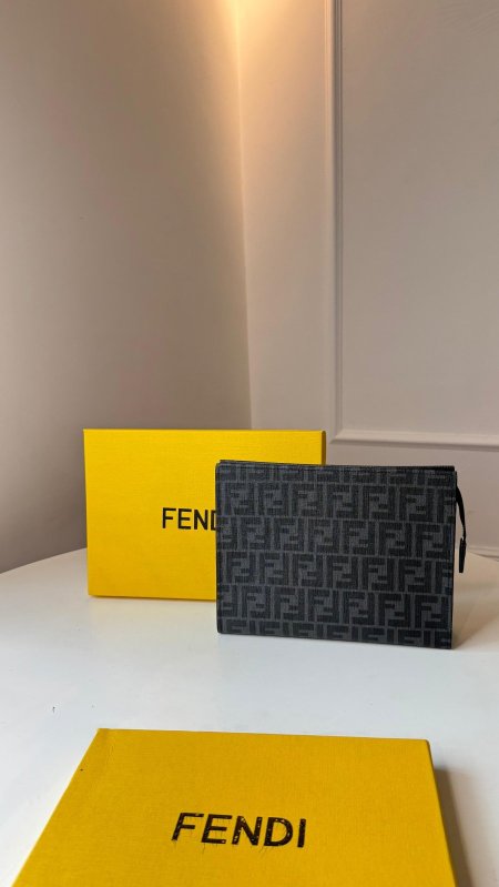 كلاتش Fendi - شامل علبة