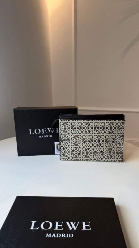 أسود شعار كبير