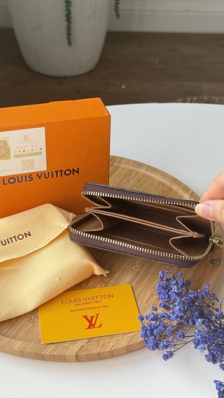جزدان - LV Small zip around / شامل علبة