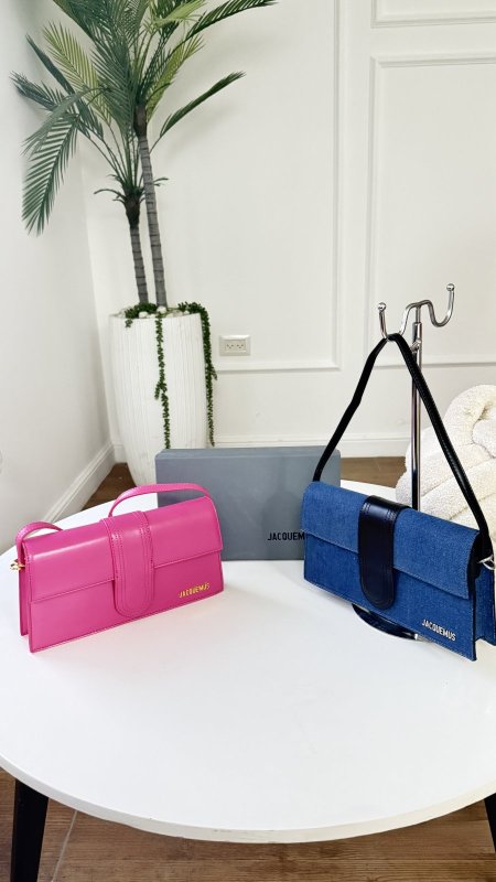 شنطة -   Jacquemus Le Bambino Long  shoulder / شامل العلبة