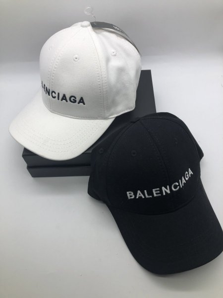 طاقية Balenciaga