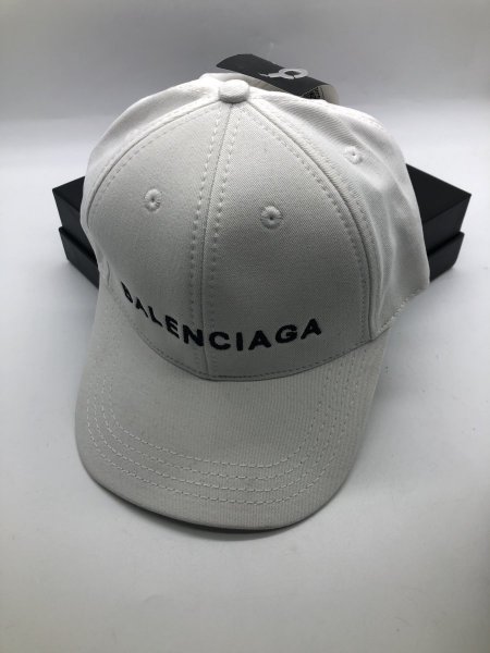 طاقية Balenciaga - ابيض