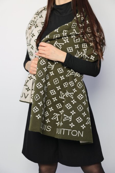 شال كتف  - Louis Vuitton  - زيتي / بيج شعار صغير <br> <span class='text-color-warm'>نفدت الكمية</span>