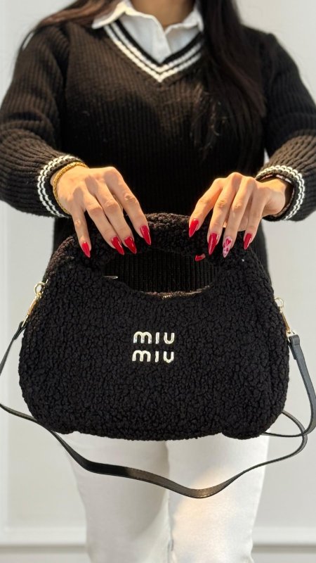 miu miu اسود