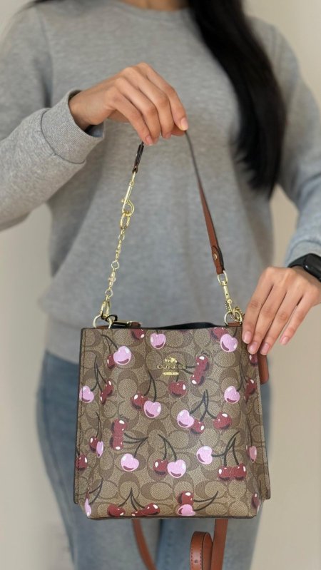 بيج شعار كرزة