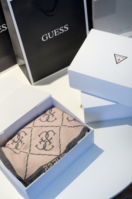 شال كتف  - Guess / شامل العلبة و الكيس